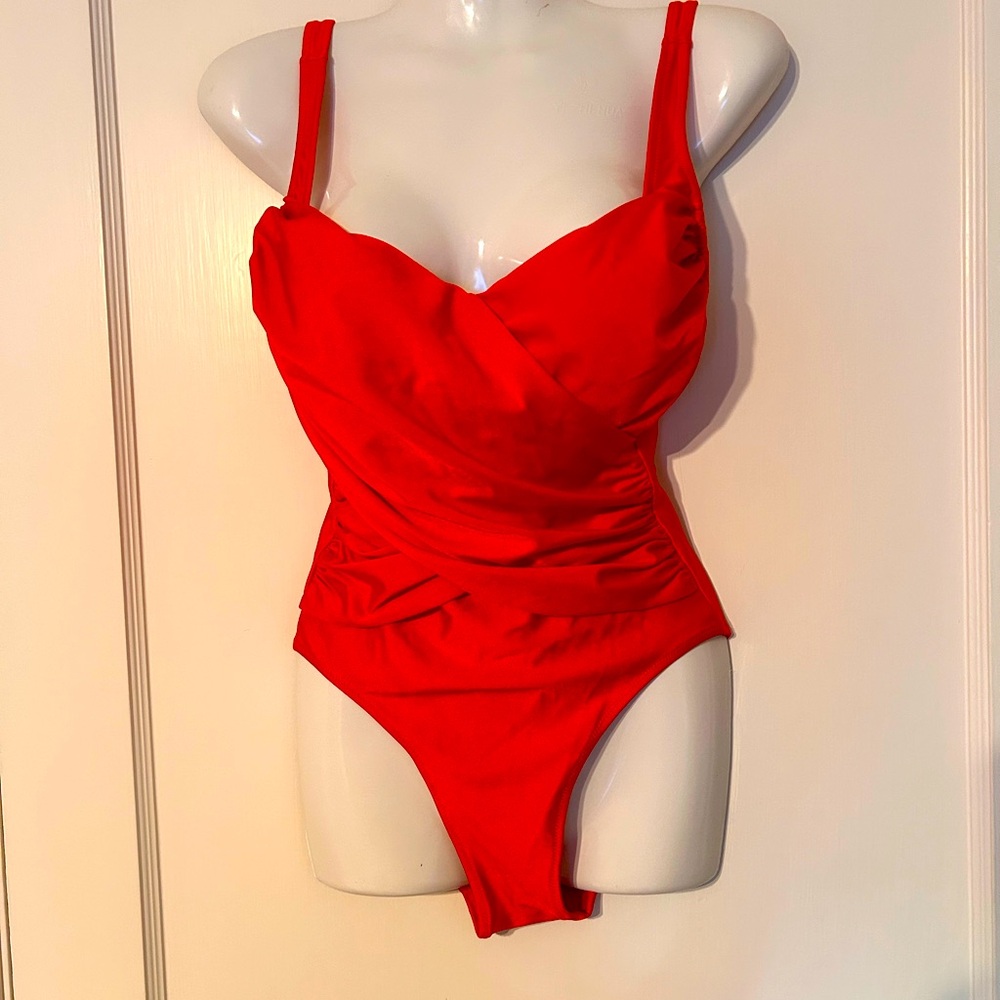 Slenderizing Gottex onepiece swimsuit. Crisscross front accentuate your figure